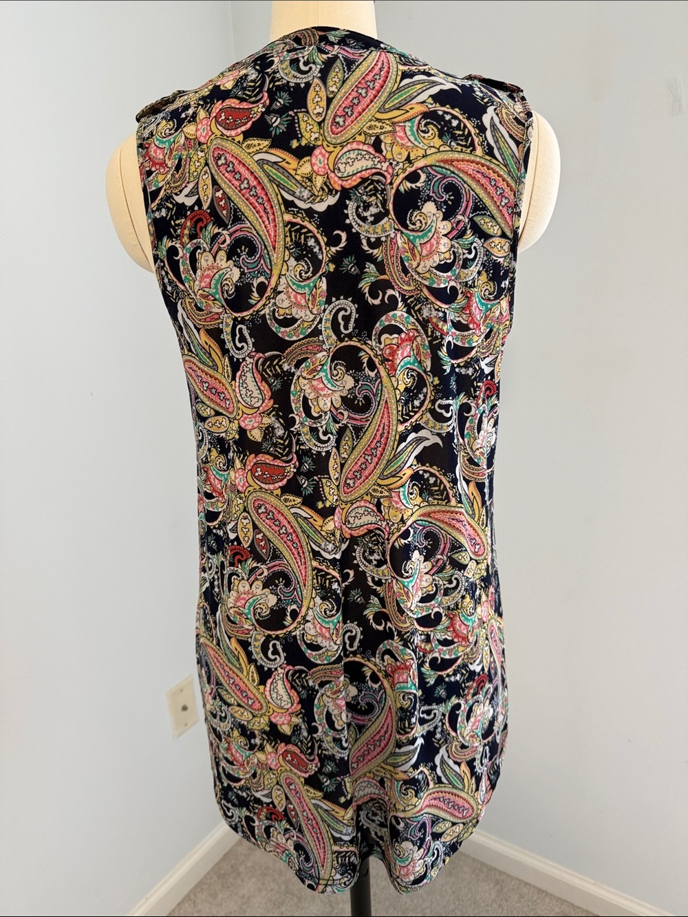 Ember Sleeveless Button down Paisley V-Neck Top in Navy SZL - Picture 2 of 15